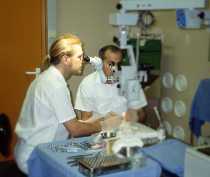 Dr. Sebastian Pilz im Mikrochirurgie-Übungslabor (1993)