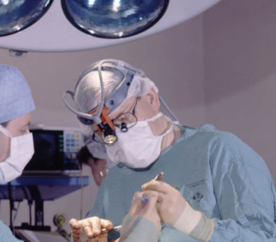 Dr. Sebastian Pilz bei einer Nasenoperation (2000)